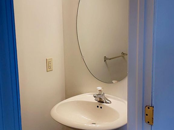 5th image of 107 Walnut St