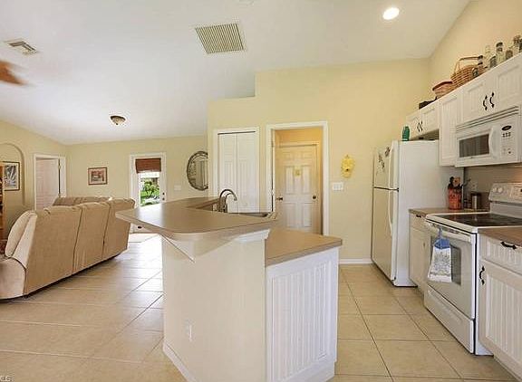 5th image of 1013 SW 34th Ter