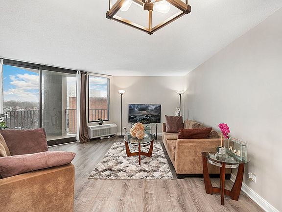3rd image of 5320 N Sheridan Rd APT 403