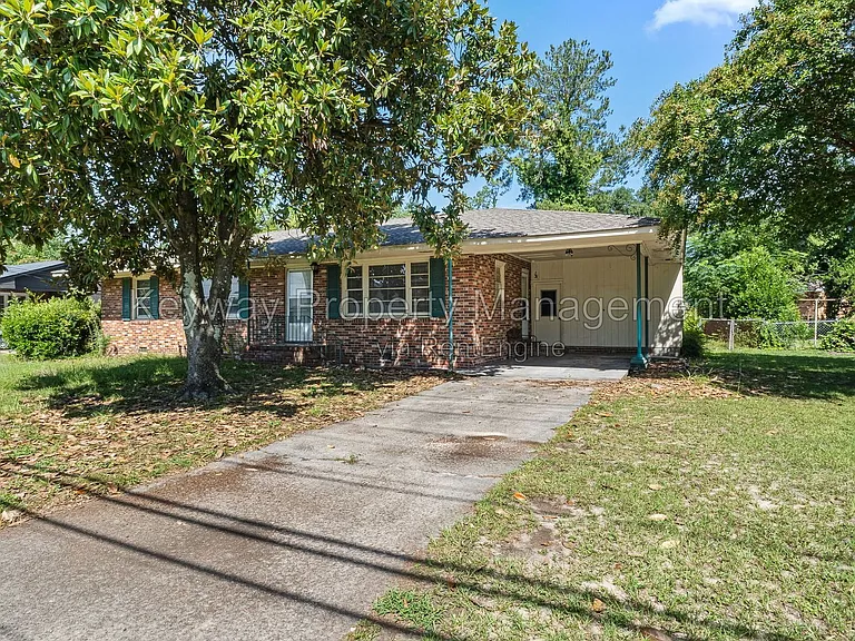 2105 Eastland Dr — Photo 2