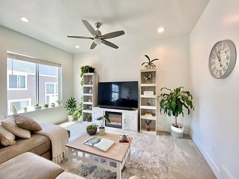 1781 W Newcastle Ln — Photo 10