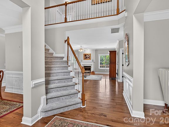 5th image of 1900 Crestgate Dr
