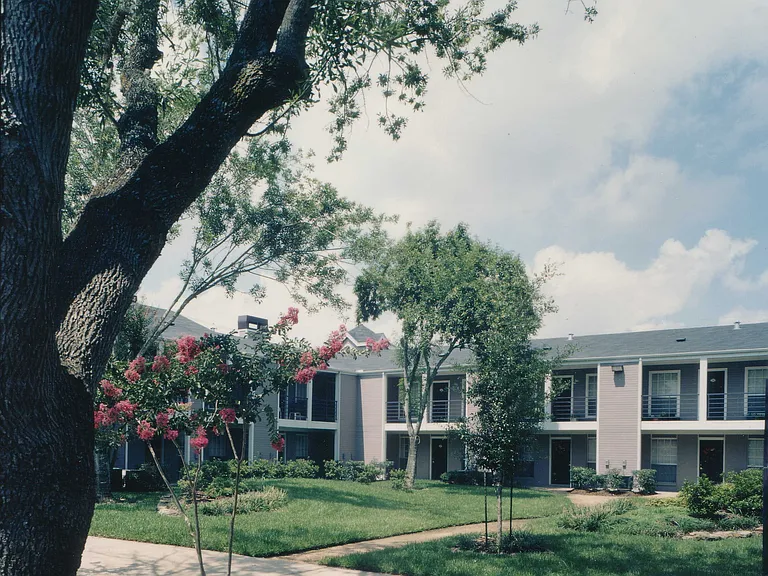 Southmore Park Apartments — Photo 10
