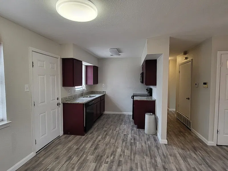 4 bed, 2.0 bath, 1175 sqft, $2,000 — Photo 2