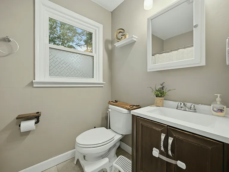 2596 Gordon Cir SE — Photo 5