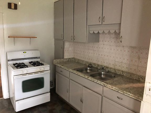 3rd image of 2066 Morrison Ave