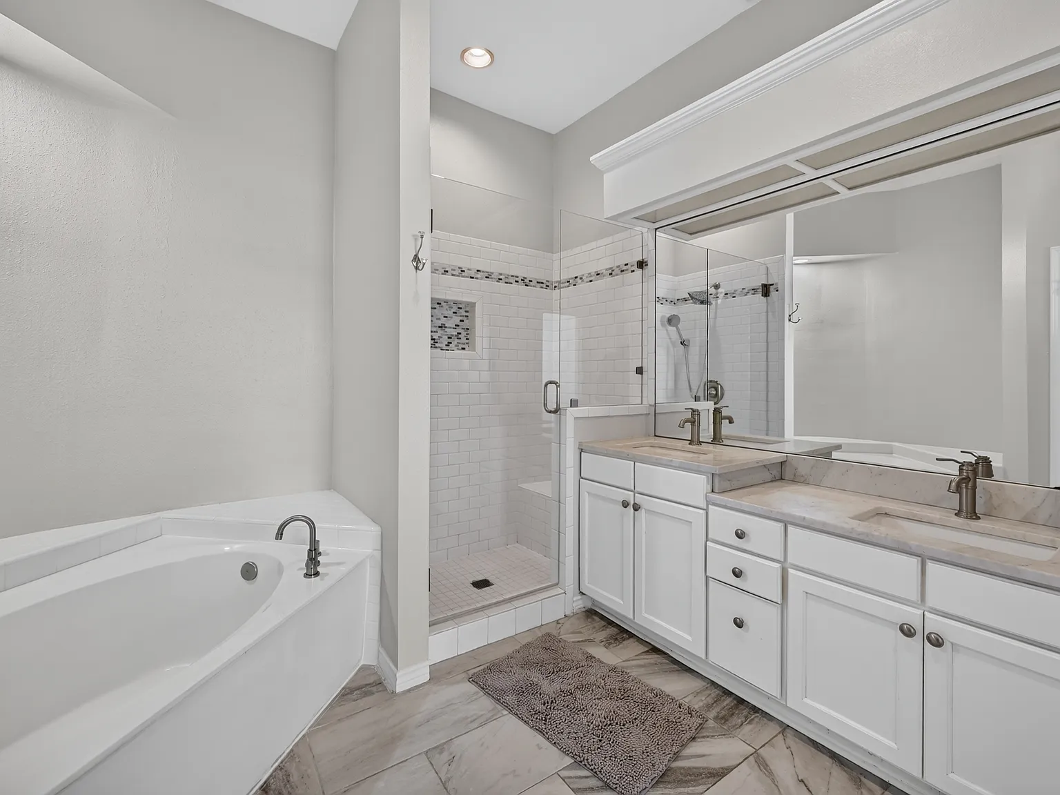 3 bed, 2350 sqft, $3,100 — Photo 2
