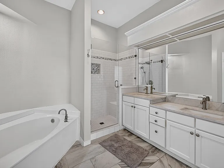 423 Halifax Dr — Photo 2