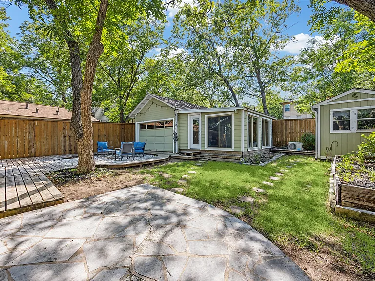 3300 Harris Park Ave — Photo 18