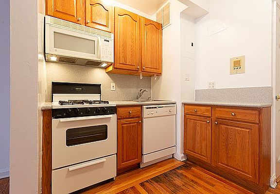 3rd image of 100 8th Ave APT 1A