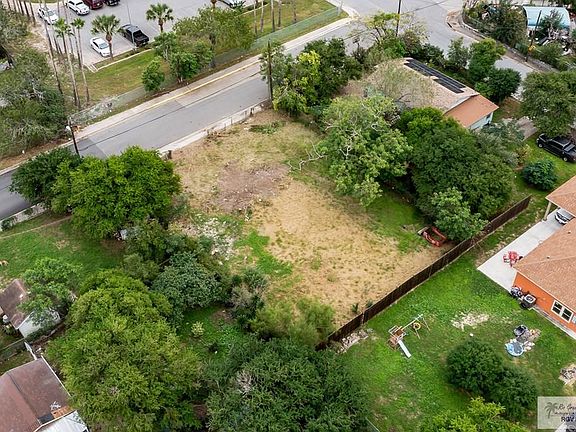 3rd image of 225 Midway Dr