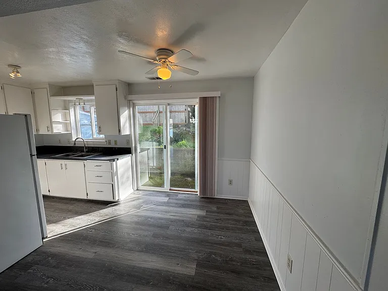637 SW 9th St — Photo 8
