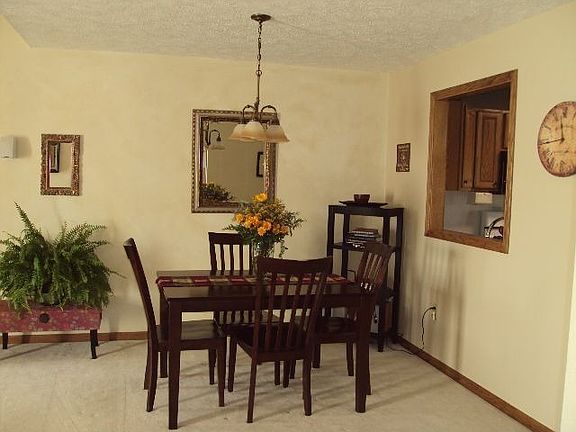 Dining area, open floor plan 