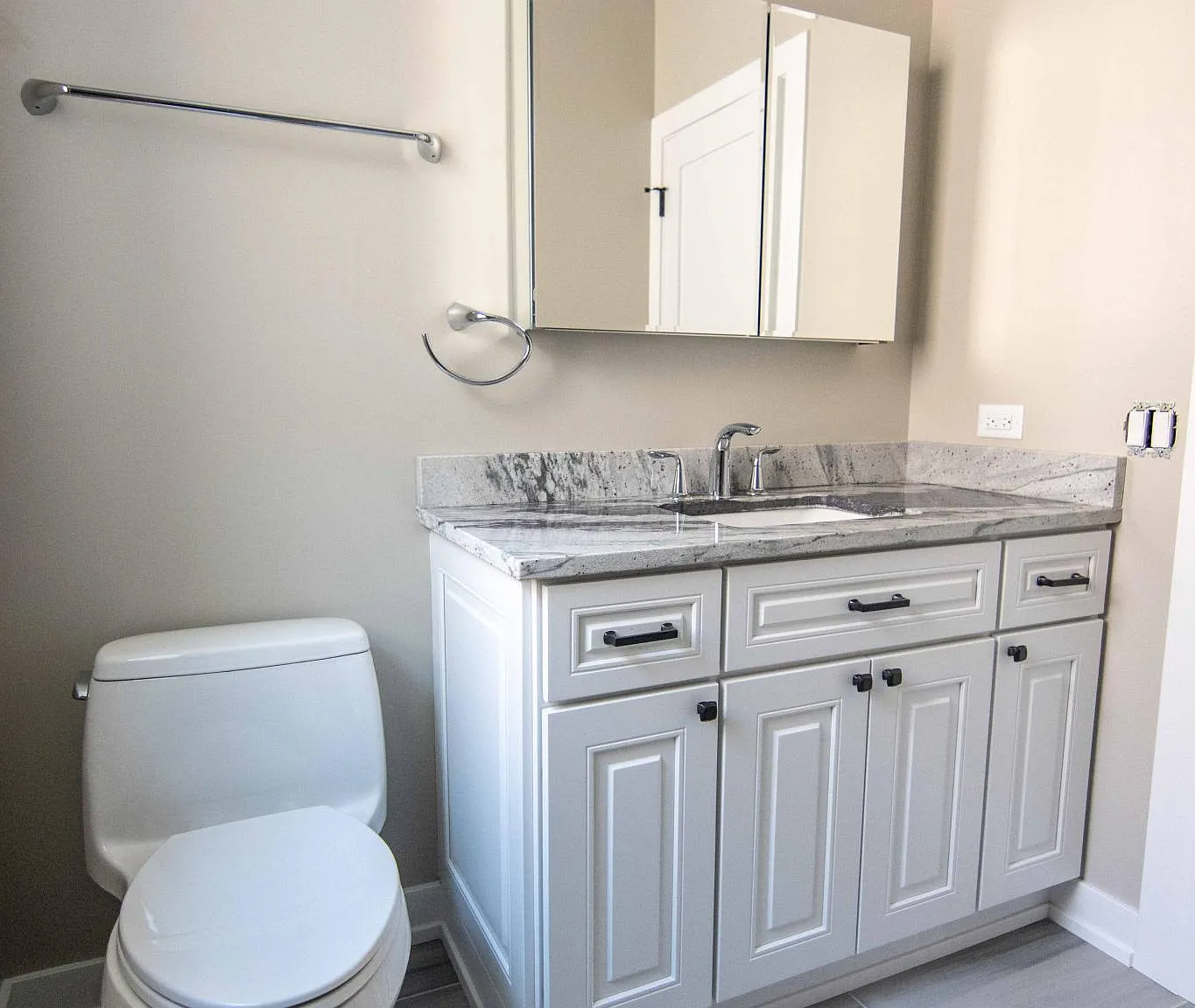 6107 N Washtenaw Ave — Photo 3