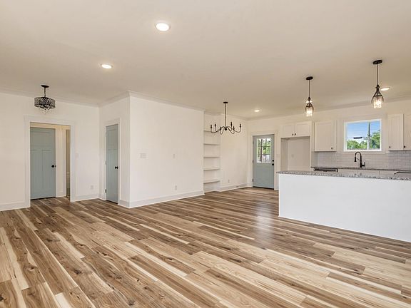 4th image of 2301 E 5th Ave NE