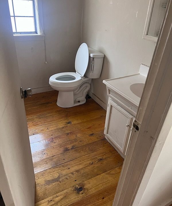 2nd image of 1323 Hankins St