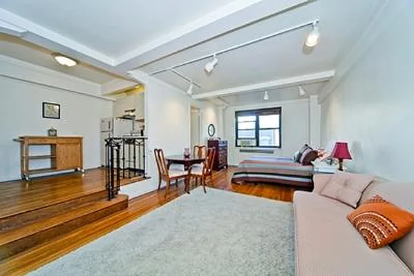 Rented by Bank Neary | media 12