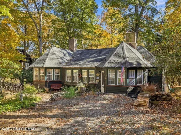 686 Lenape Ln, Cresco, PA 18326