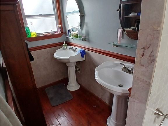 3rd image of 1694 E 90th St