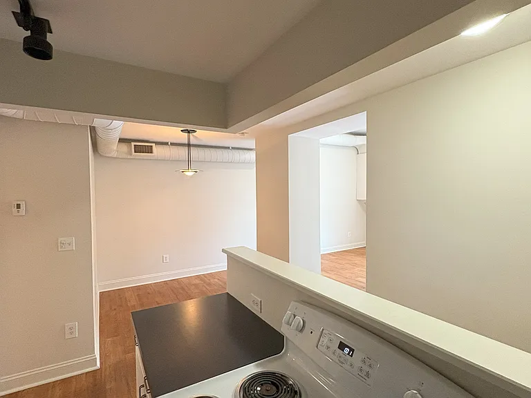 198 College St #2D — Photo 7