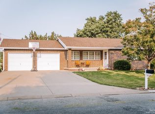 826 Meadowbrook Rd, Salina, KS 67401