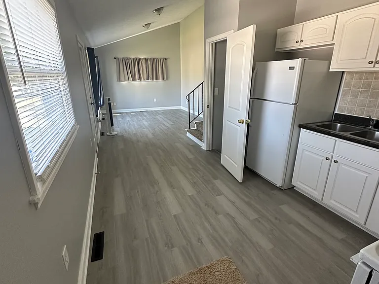 639 Scriven Ave — Photo 2