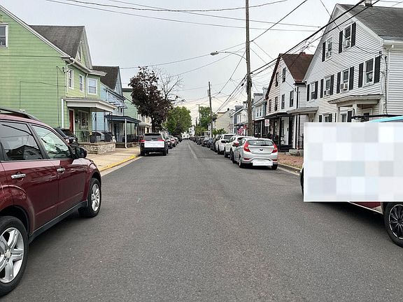 5th image of 574 Swain St