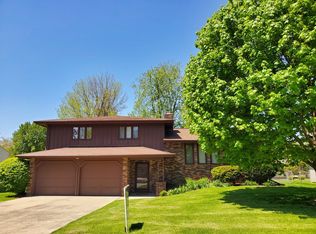 121 Cheltenham Dr, Normal, IL 61761