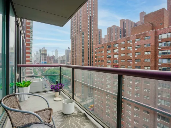 300 East 93rd Street image 20 of 23