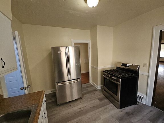 3rd image of 1547 Hillcrest Rd #1