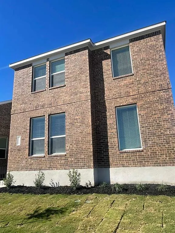 4 bed, 2472 sqft, $2,450 — Photo 3