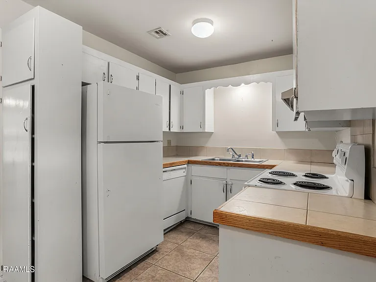 115 Woodworth Ln #F — Photo 2