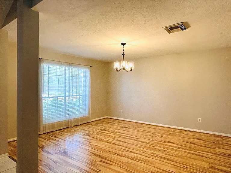 1404 Helmsley Dr — Photo 7