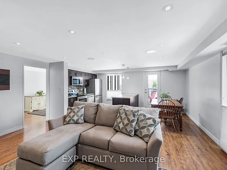 15390 Yonge St #104 — Photo 3
