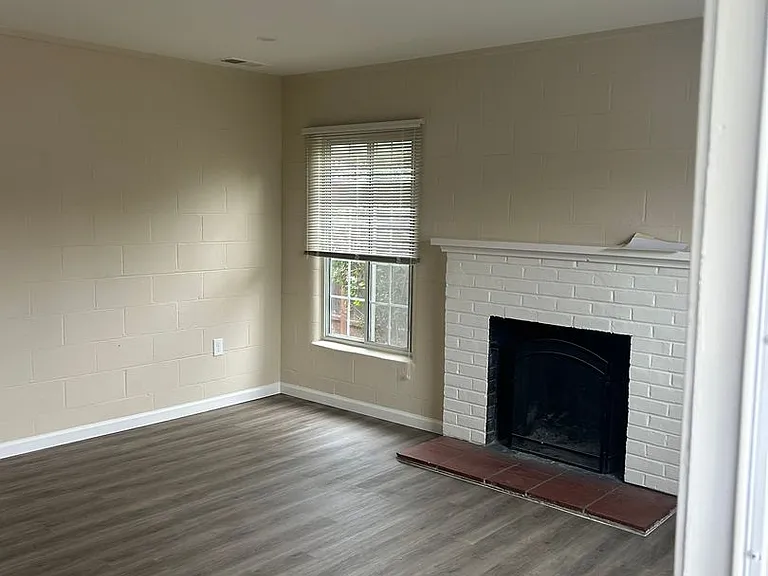 1032 Northwood Dr — Photo 2