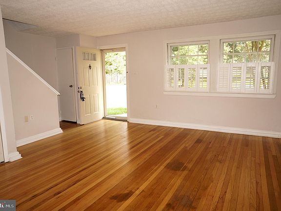 3rd image of 457 Hampton Ct #124