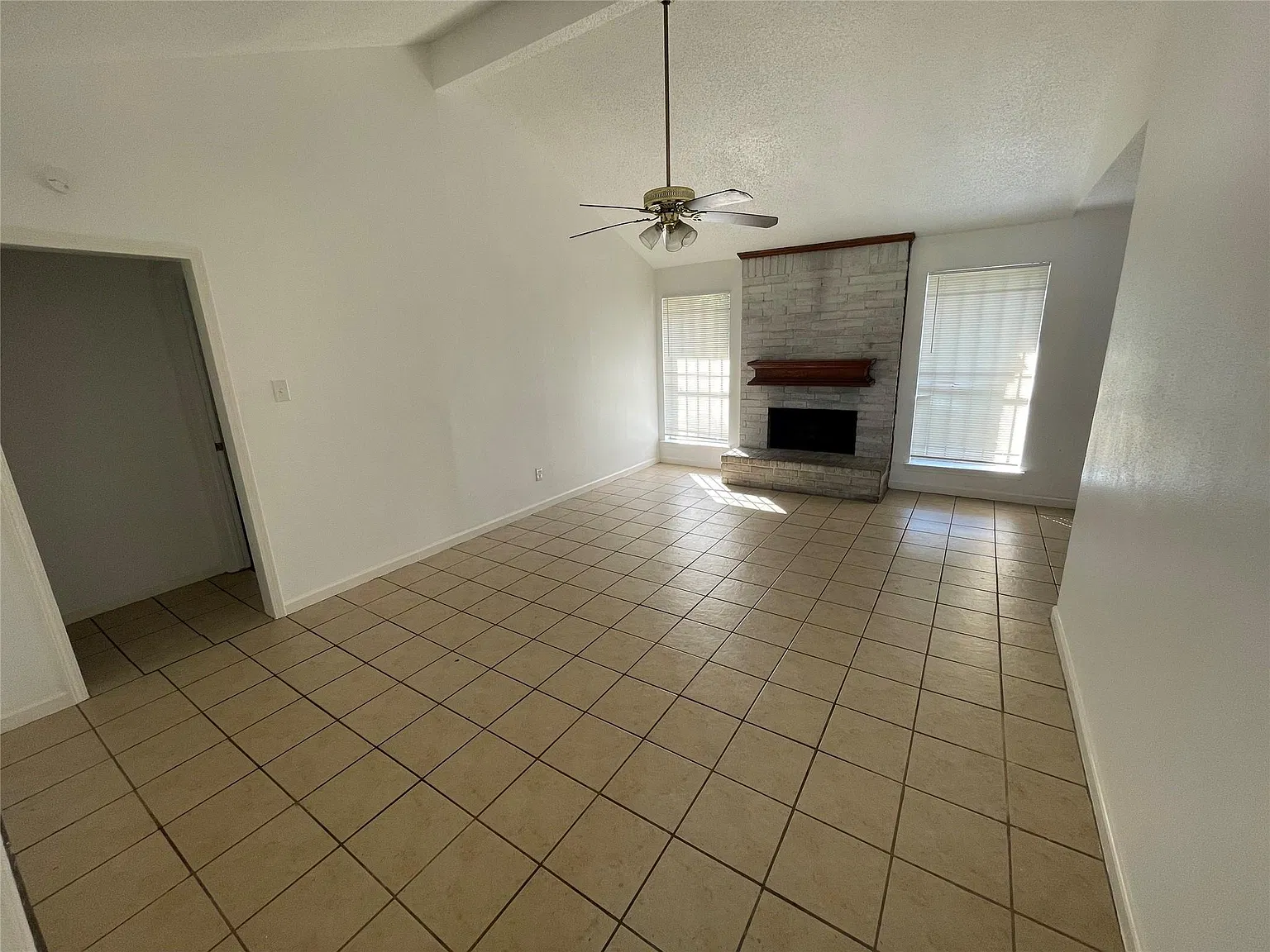 3 bed, 1.5 bath, 1369 sqft, $1,500 — Photo 3