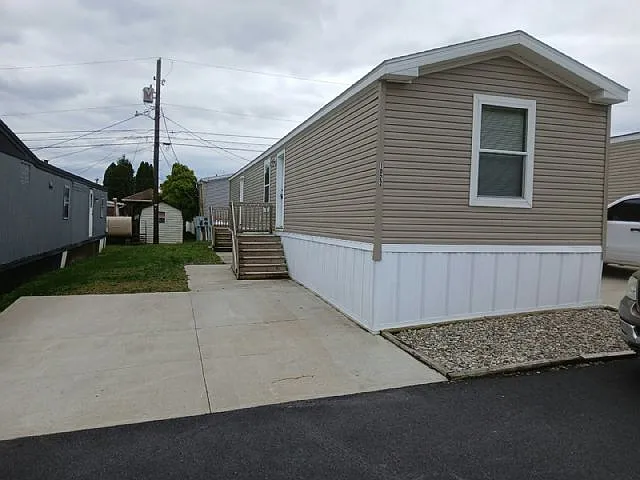 3 bed, 2.0 bath, 924 sqft, $1,780 — Photo 1