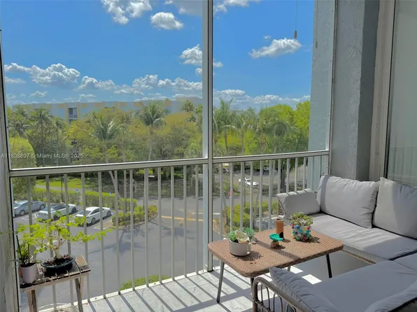 9725 NW 52nd St APT 421, Doral, FL 33178