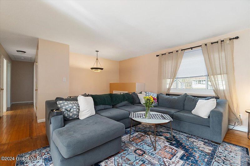 4th image of 32 Holly Boulevard