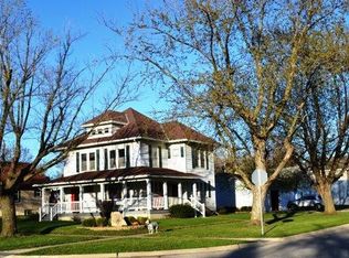 902 N Crawford St, Carroll, IA 51401
