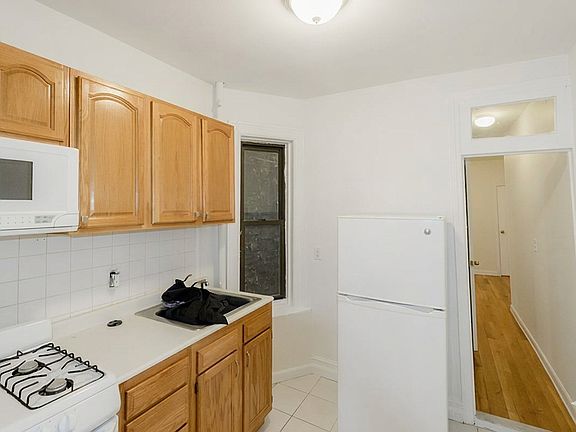 4th image of 405 W 49th St #4E
