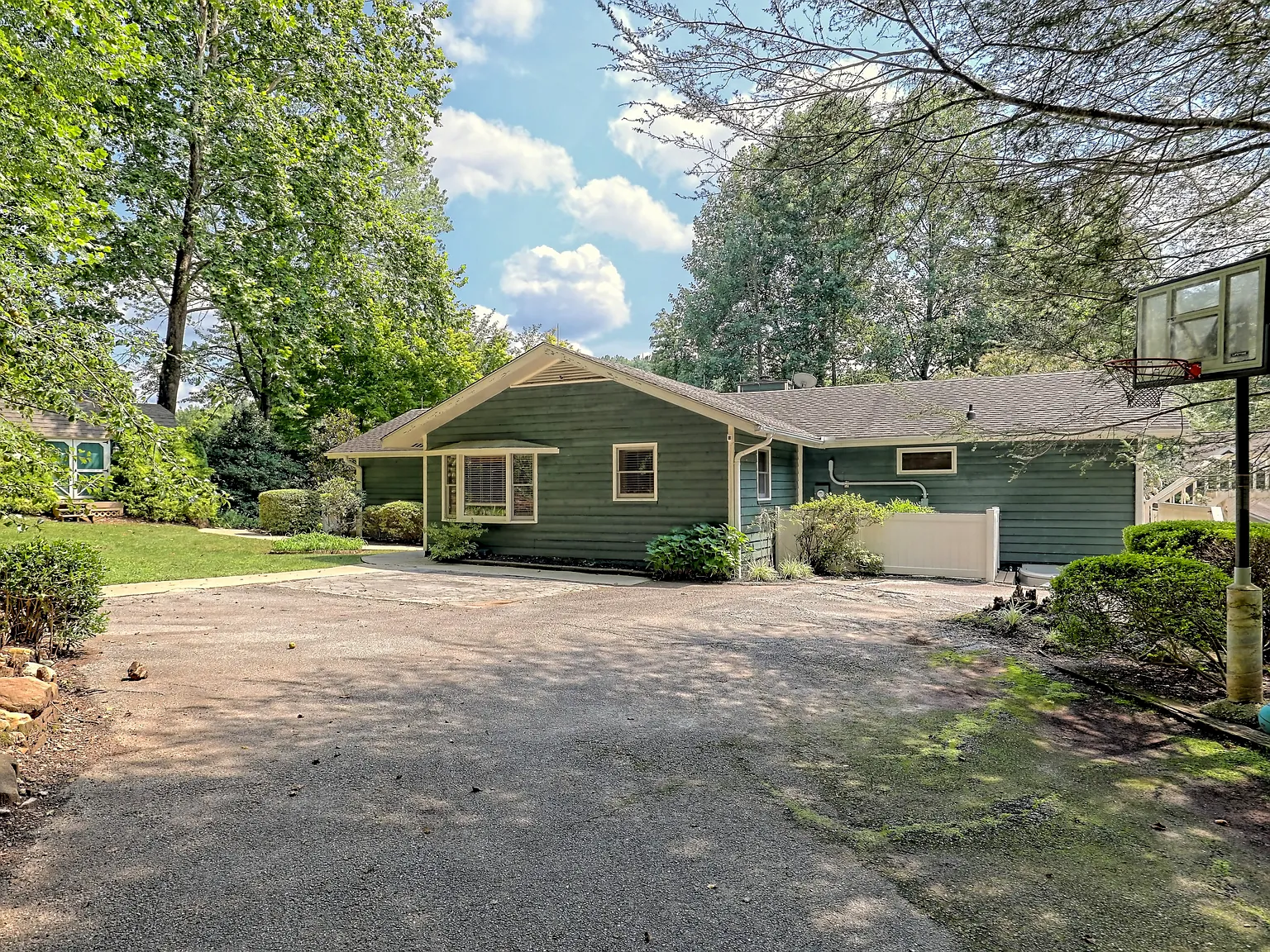 3 bed, 1936 sqft, $6,000 — Photo 2