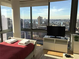 Rented by R New York