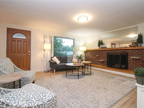 3rd image of 124 Georgetown Rd