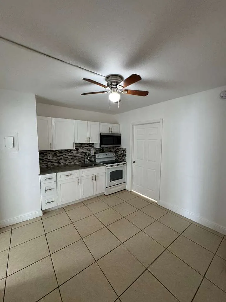 Building Photo - 575 NE 143rd St #202