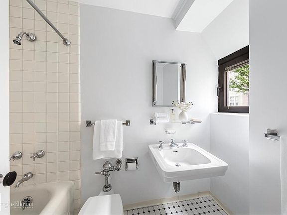 4th image of 25 E 83rd St APT 2D