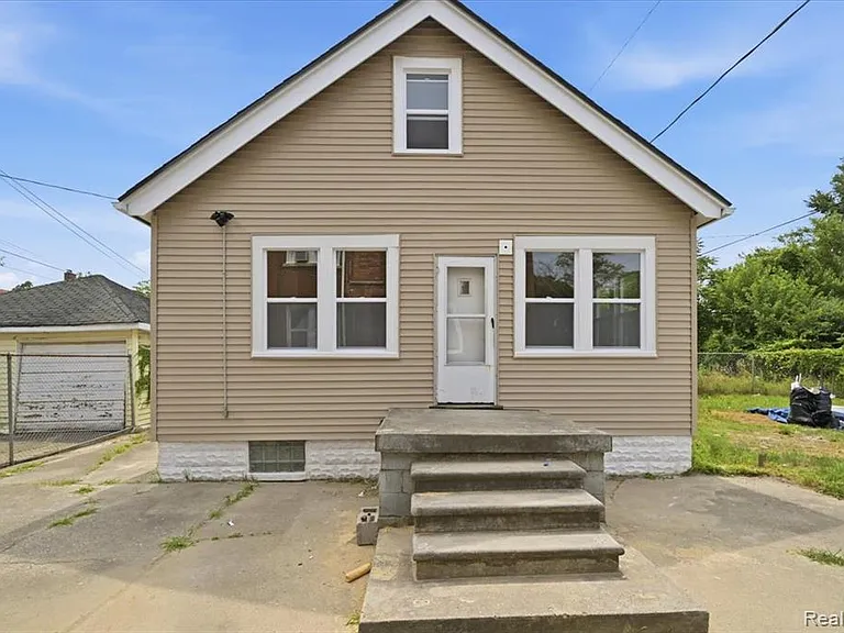 2245 W Grand St — Photo 2