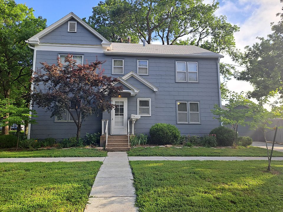 Super clean quiet small apartment building. Walking distance to ESU and downtown.