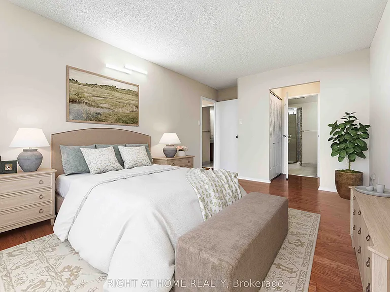2759 Carousel Cres #911 — Photo 33